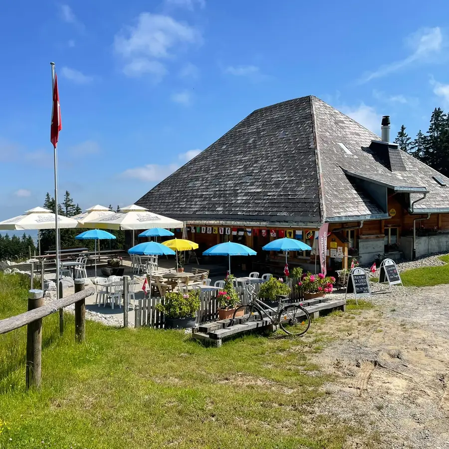 La buvette du Crau Rappo et sa terrasse un jour d'été