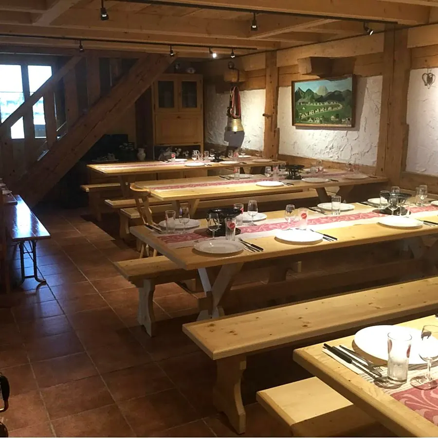 La salle de la buvette, tables dressées pour la fondue